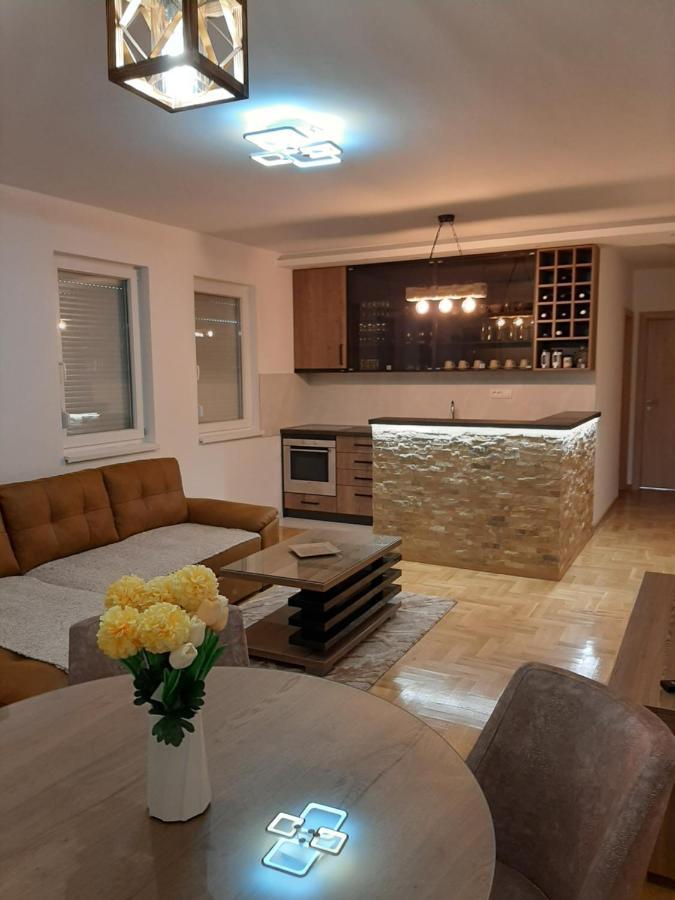 Apartman Dionis 우지체 외부 사진